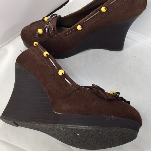 QUPID Brown suede stacked wedge Stacked 4” heels Shoes 9 Beads Closed Round Toe - Picture 4 of 7